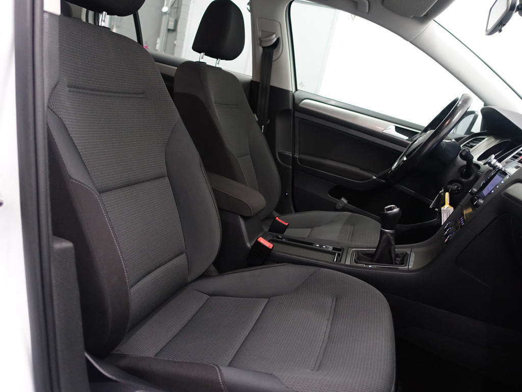 
Volkswagen Golf 1.2 TSI R-Line – Full map Navi, Cruise, PDC, ECC, LMV vol									