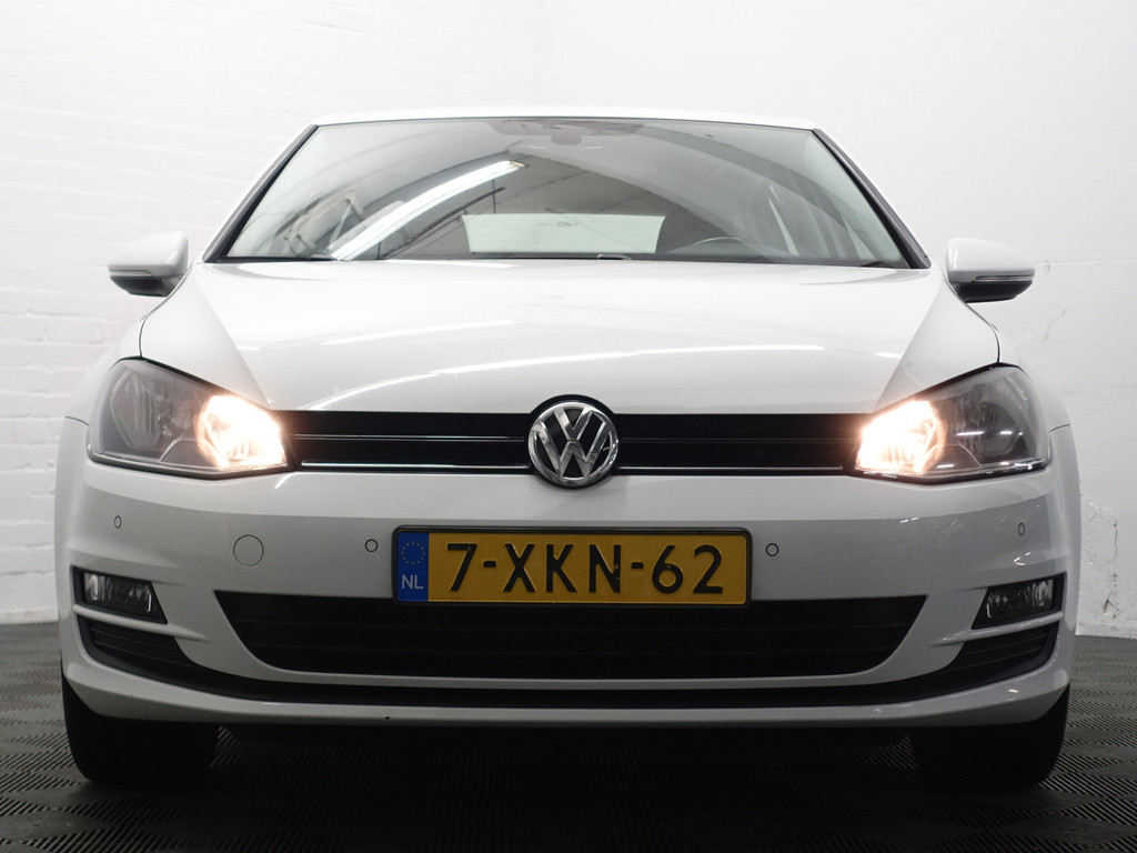 
Volkswagen Golf 1.2 TSI R-Line – Full map Navi, Cruise, PDC, ECC, LMV vol									