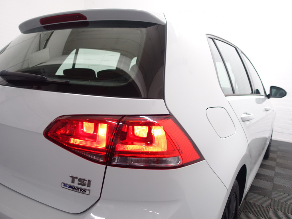 
Volkswagen Golf 1.2 TSI R-Line – Full map Navi, Cruise, PDC, ECC, LMV vol									