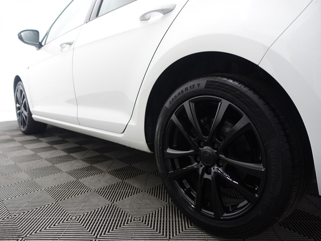 
Volkswagen Golf 1.2 TSI R-Line – Full map Navi, Cruise, PDC, ECC, LMV vol									