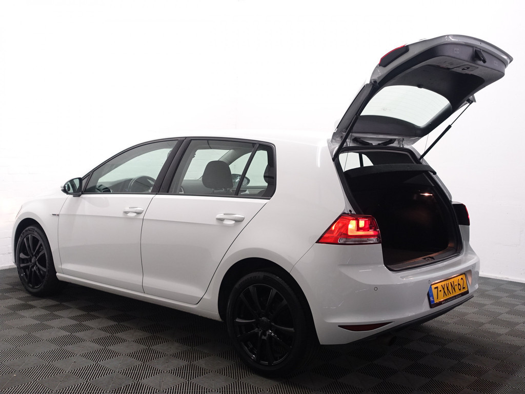 
Volkswagen Golf 1.2 TSI R-Line – Full map Navi, Cruise, PDC, ECC, LMV vol									