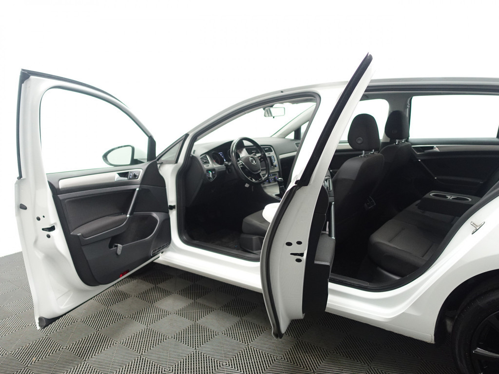 
Volkswagen Golf 1.2 TSI R-Line – Full map Navi, Cruise, PDC, ECC, LMV vol									