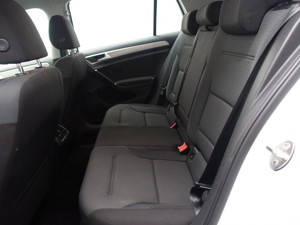 
Volkswagen Golf 1.2 TSI R-Line – Full map Navi, Cruise, PDC, ECC, LMV vol									