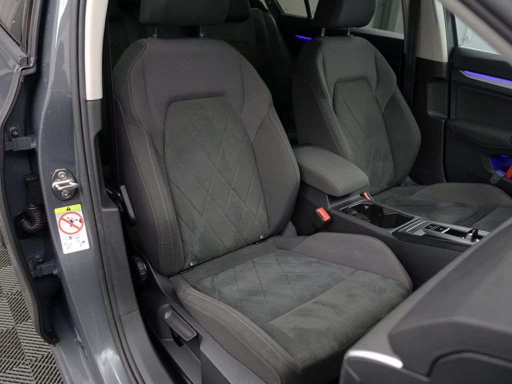 
								Volkswagen Golf 1.0 eTSI Highline Advance Aut- Stoelmassage, Memory, Sfeerverlichting, Park Pilot, Park Assist, Ada Cruise, Stuur/Stoelverwarming vol									