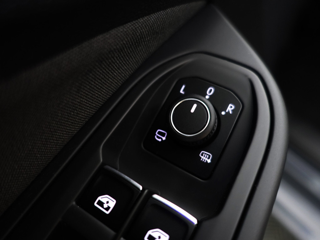 
								Volkswagen Golf 1.0 eTSI Highline Advance Aut- Stoelmassage, Memory, Sfeerverlichting, Park Pilot, Park Assist, Ada Cruise, Stuur/Stoelverwarming vol									