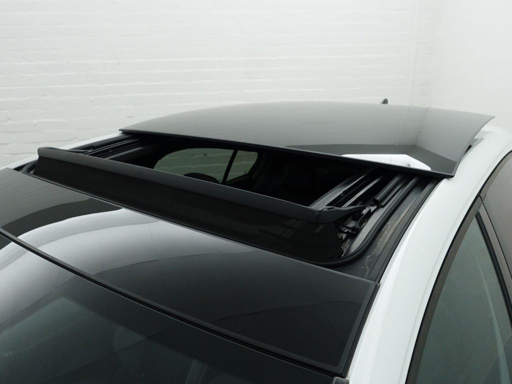 
Volkswagen Golf 1.5 eTSI R Line Aut- Panodak, Harman Kardon, Sfeerverlichting, CarPlay, Stuur/Stoelverwarming, Camera, Dynamic Select vol									