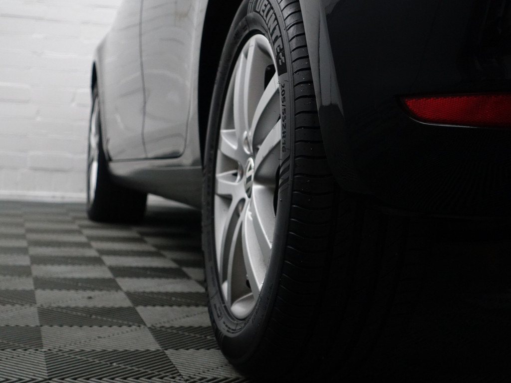 
Volkswagen Golf 1.4 TSI Highline Aut- Sport Interieur, Navi, Clima, Cruise, Bluetooth Audio vol									