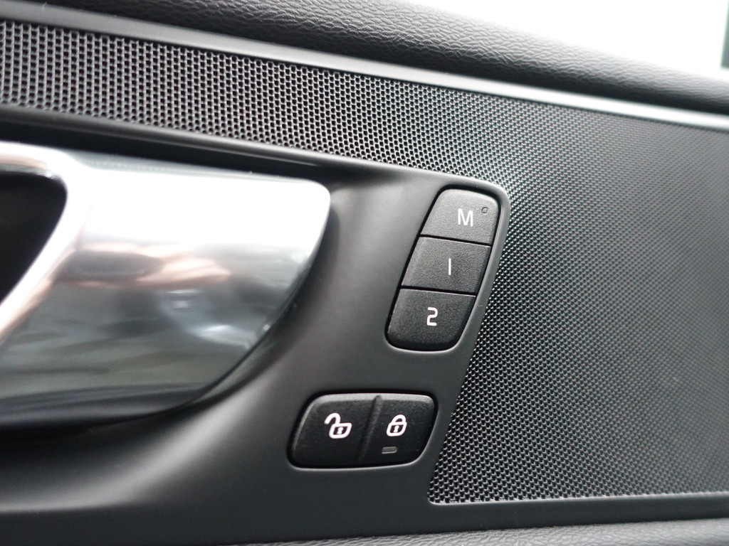 
Volvo XC60 2.0 T8 Twin Engine AWD R-Design Aut- Stoelkoeling, Stuur/Stoelverwarming, Panodak, Memory, Blis, Camera vol									