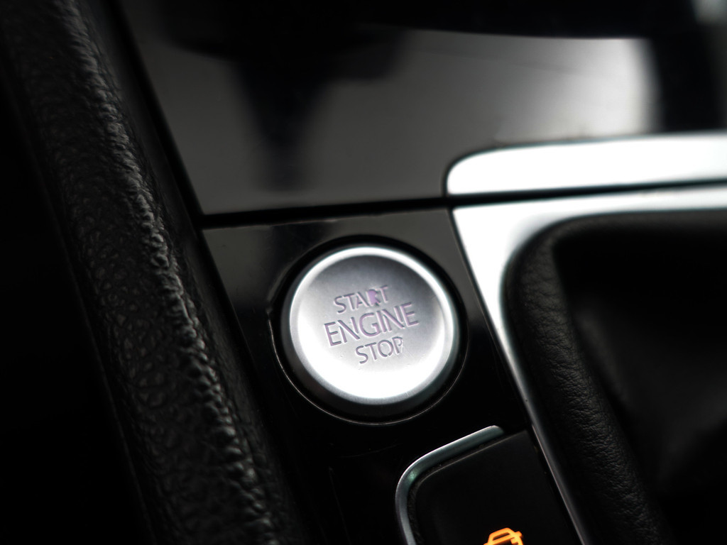 
								Volkswagen Golf 1.5 TSI R Line+ Panoramadak, Ada Cruise, Xenon Led, Keyless, Dynamic Select, Park Assist, Camera, Virtual Cockpit vol									