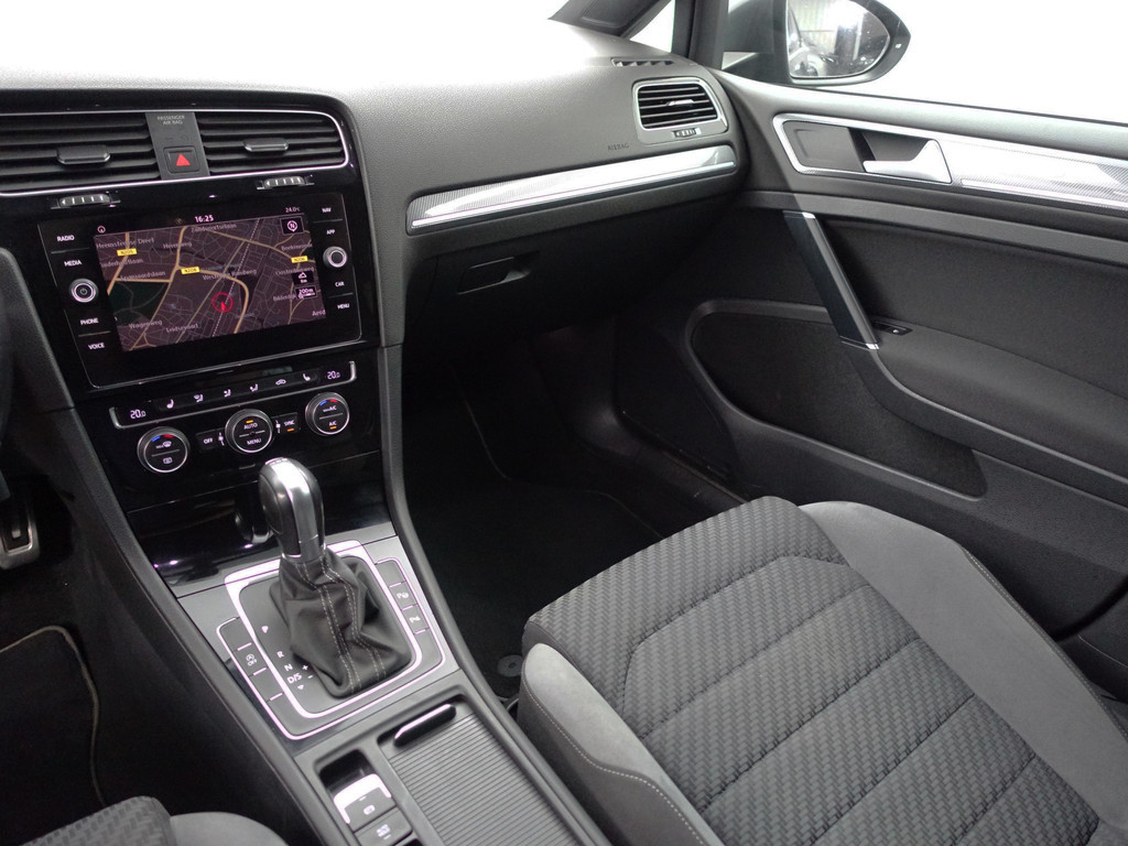 
								Volkswagen Golf 1.5 TSI R-line+ Aut- Virtual Cockpit, Carplay, Sport Interieur, Camera, Park Pilot vol									