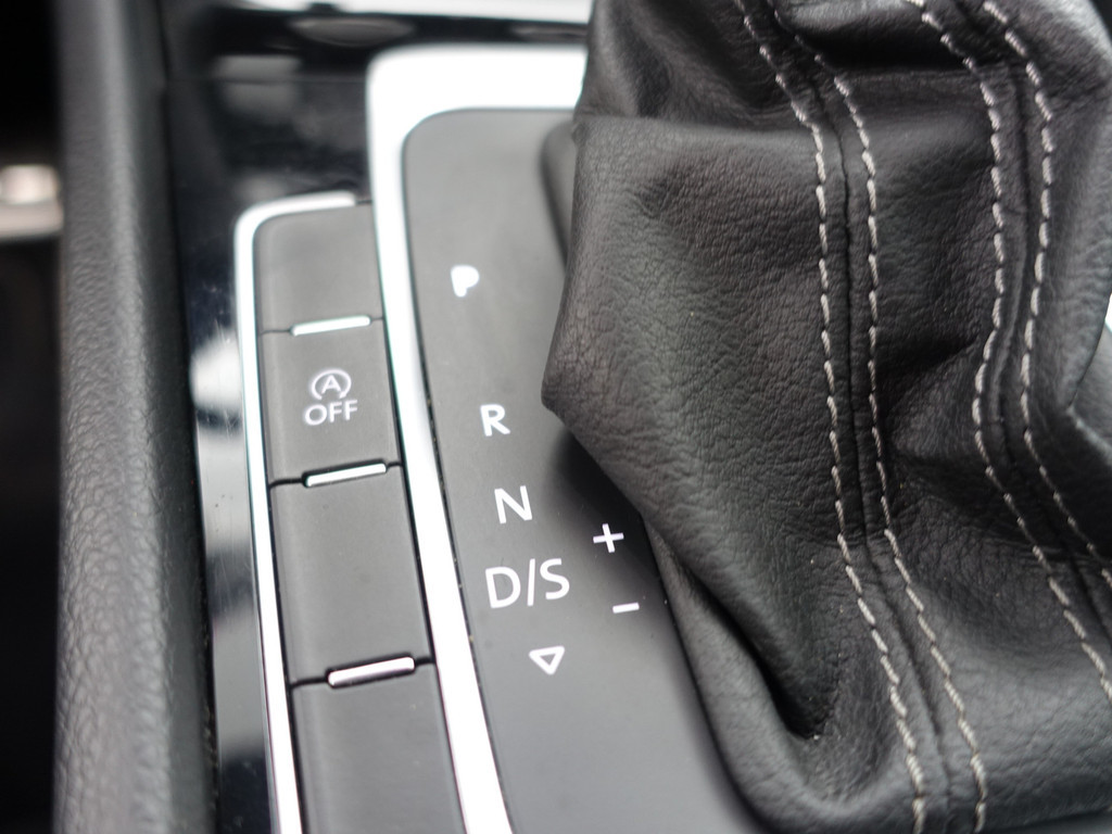 
								Volkswagen Golf 1.5 TSI R-line+ Aut- Virtual Cockpit, Carplay, Sport Interieur, Camera, Park Pilot vol									