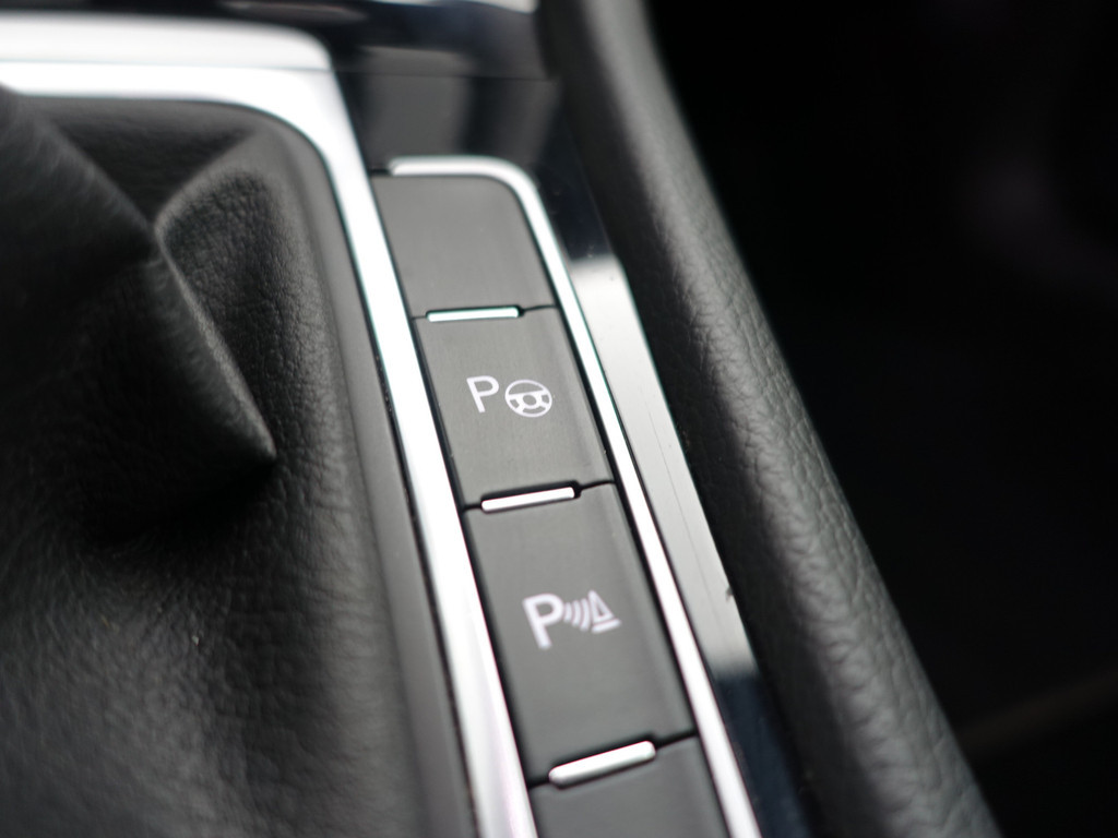 
								Volkswagen Golf 1.5 TSI R-line+ Aut- Virtual Cockpit, Carplay, Sport Interieur, Camera, Park Pilot vol									