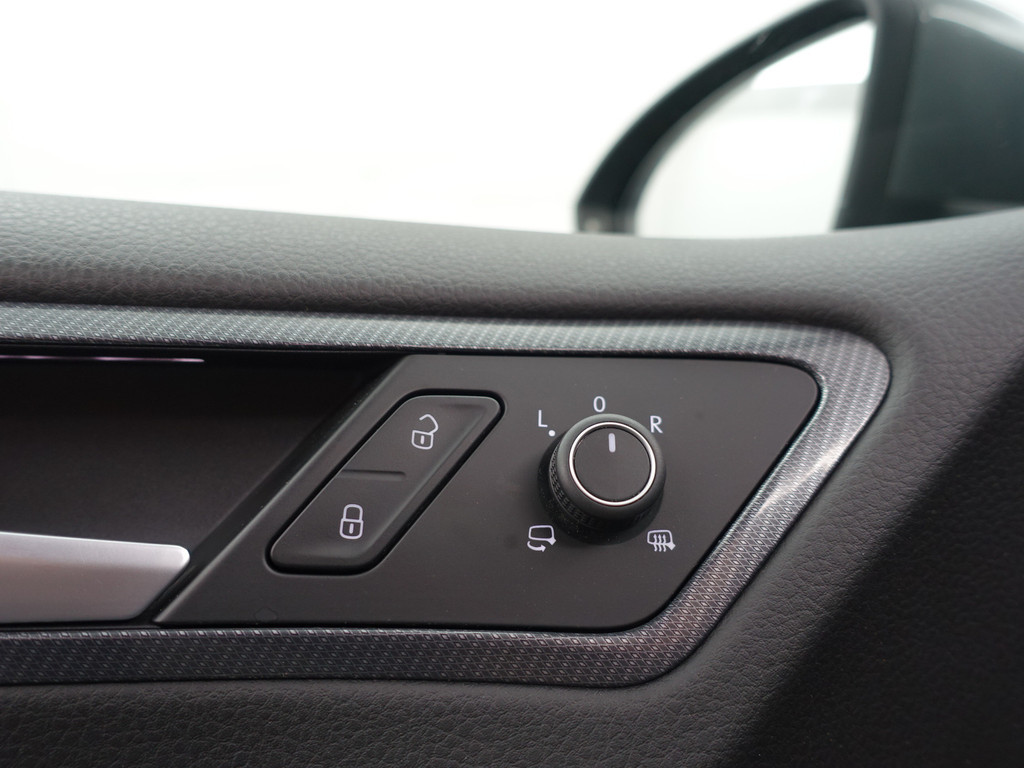 
								Volkswagen Golf 1.5 TSI R-line+ Aut- Virtual Cockpit, Carplay, Sport Interieur, Camera, Park Pilot vol									