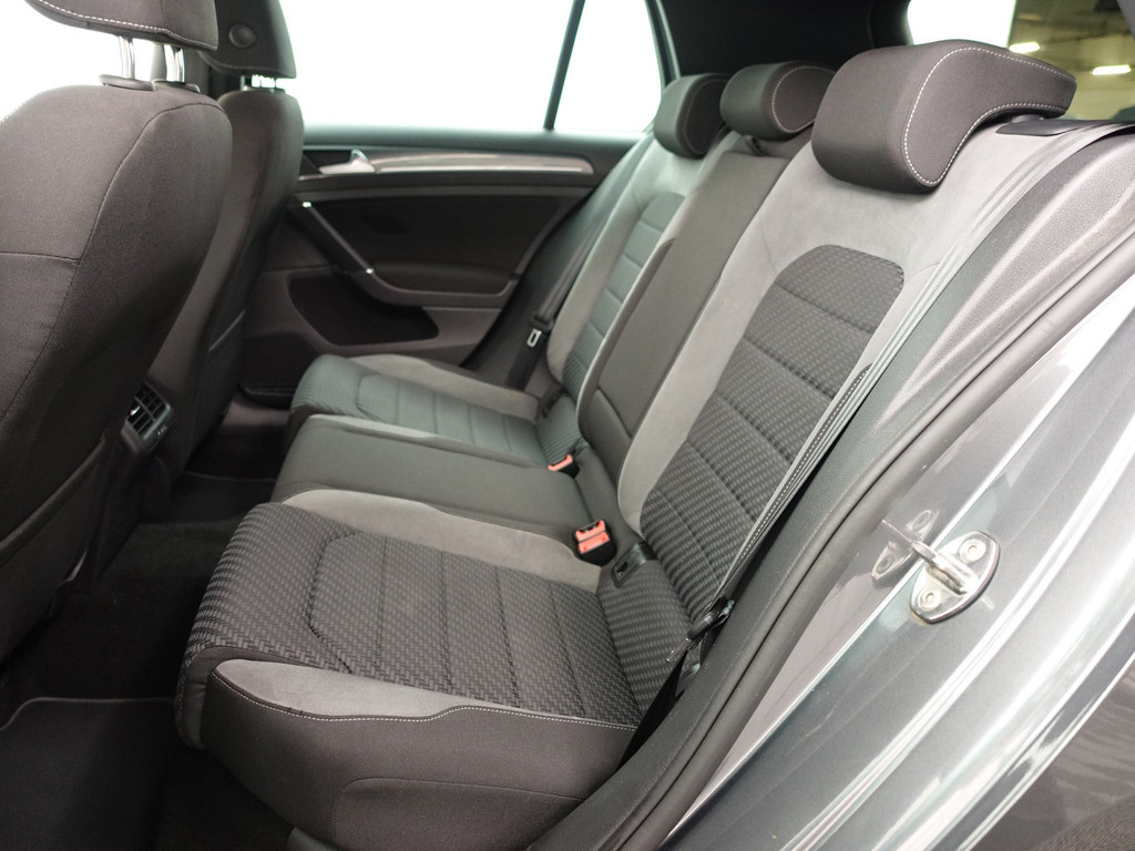 
								Volkswagen Golf 1.5 TSI R-line+ Aut- Virtual Cockpit, Carplay, Sport Interieur, Camera, Park Pilot vol									