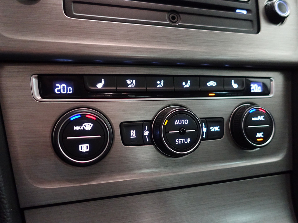 
Volkswagen Golf 2.0 TDI Highline+ Aut- Standkachel, Park Assist, Clima, Stoelverwarming vol									