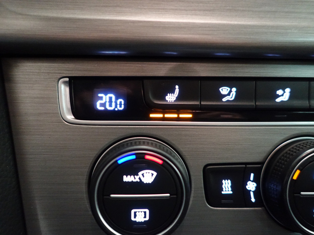 
Volkswagen Golf 2.0 TDI Highline+ Aut- Standkachel, Park Assist, Clima, Stoelverwarming vol									