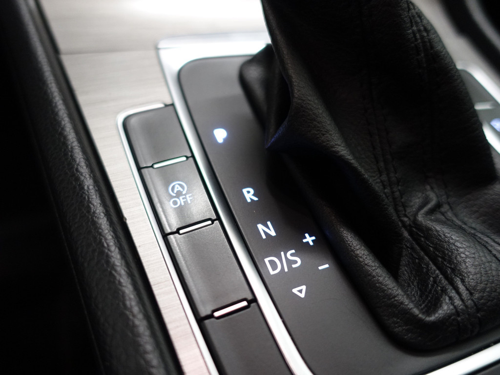 
Volkswagen Golf 2.0 TDI Highline+ Aut- Standkachel, Park Assist, Clima, Stoelverwarming vol									