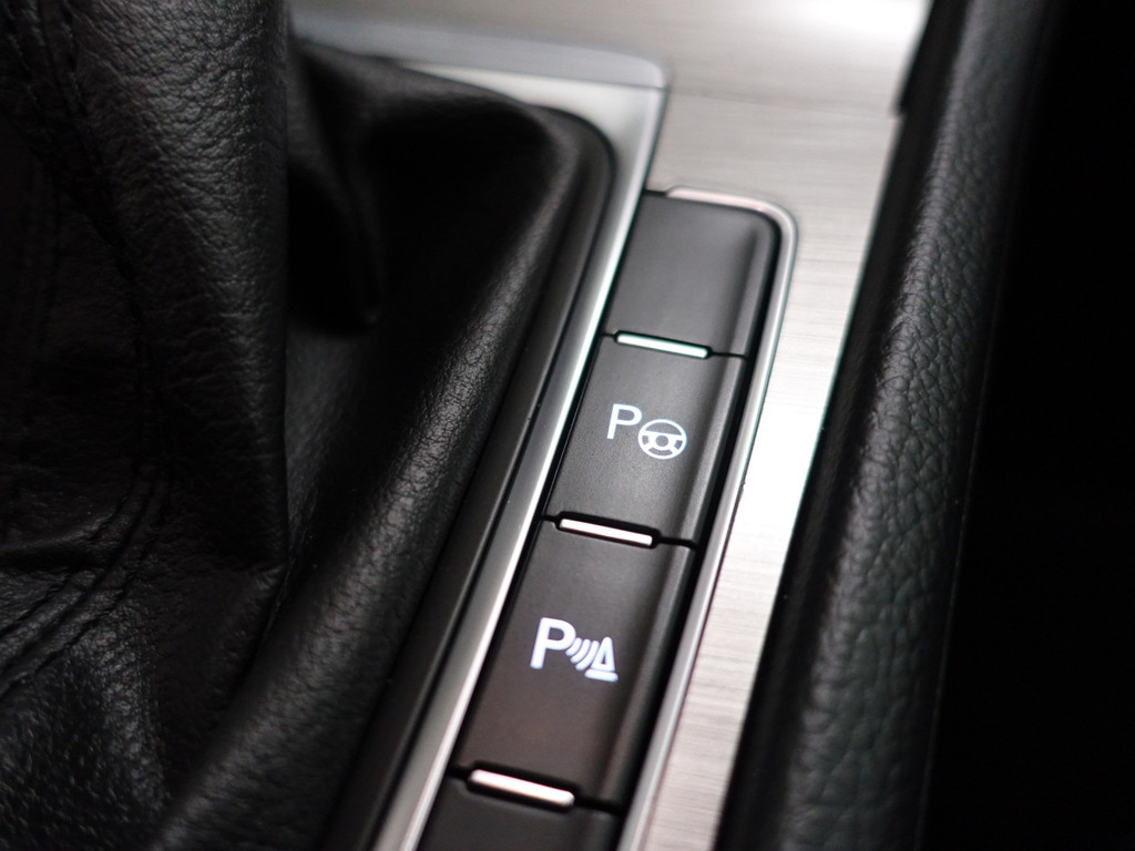 
Volkswagen Golf 2.0 TDI Highline+ Aut- Standkachel, Park Assist, Clima, Stoelverwarming vol									