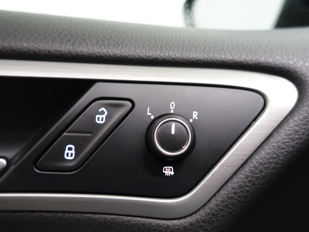 
Volkswagen Golf 2.0 TDI Highline+ Aut- Standkachel, Park Assist, Clima, Stoelverwarming vol									