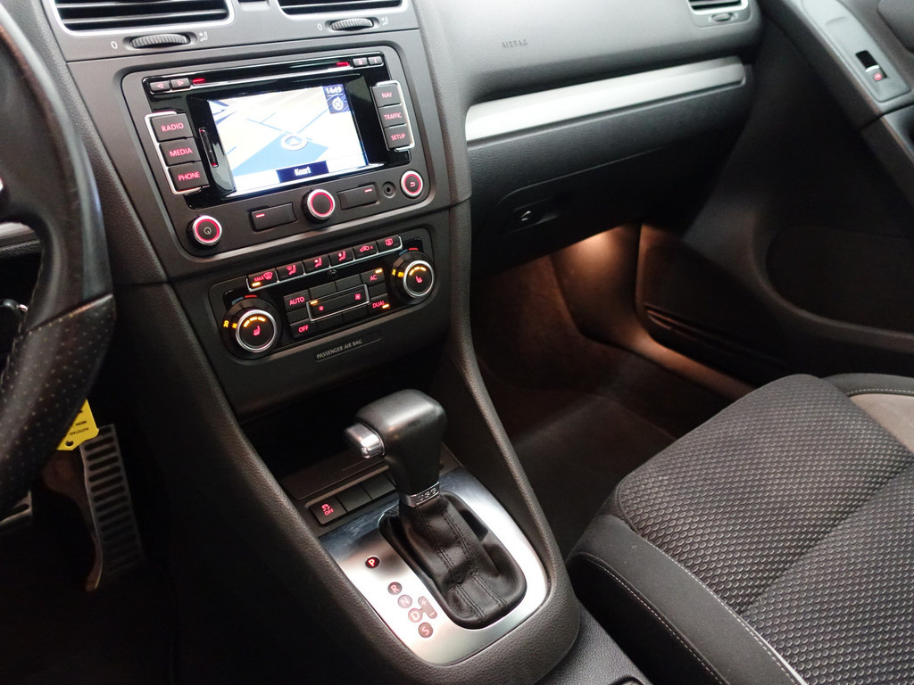 
Volkswagen Golf 1.4 TSI R-line+ Aut- Schuifdak, Stoelverwarming, Navi, Sport Interieur, Park Assist vol									