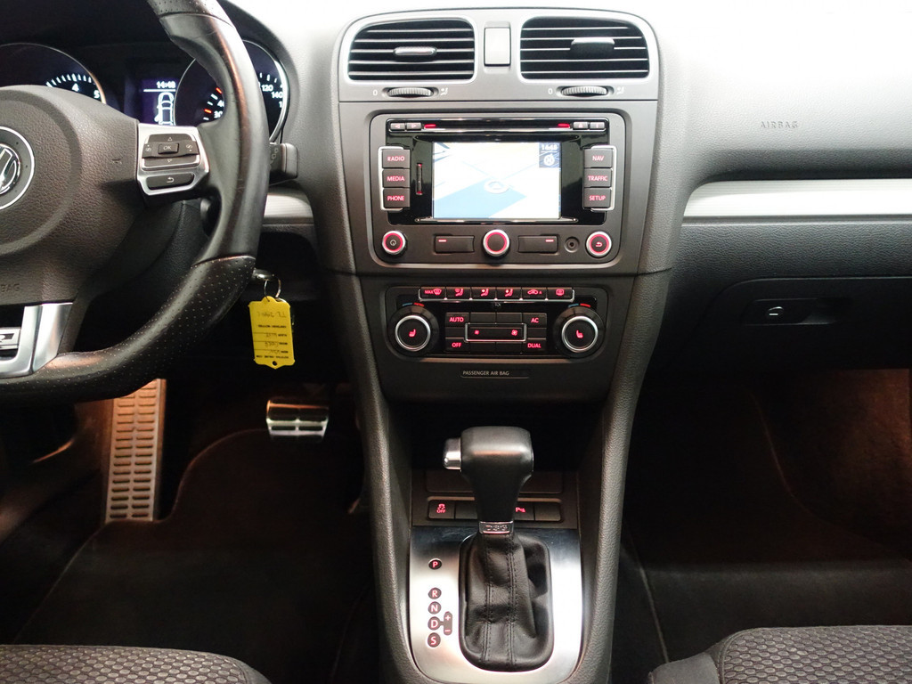 
Volkswagen Golf 1.4 TSI R-line+ Aut- Schuifdak, Stoelverwarming, Navi, Sport Interieur, Park Assist vol									