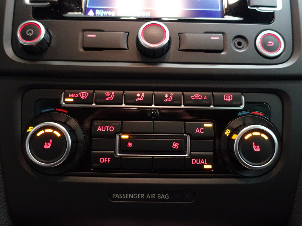 
Volkswagen Golf 1.4 TSI R-line+ Aut- Schuifdak, Stoelverwarming, Navi, Sport Interieur, Park Assist vol									