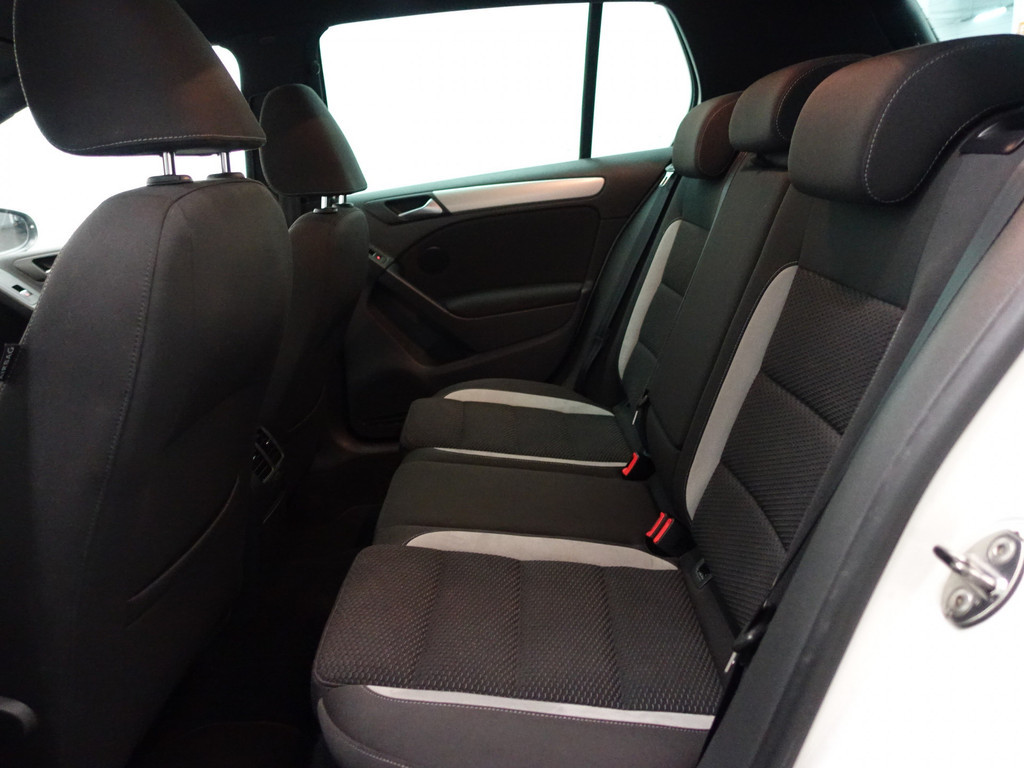 
Volkswagen Golf 1.4 TSI R-line+ Aut- Schuifdak, Stoelverwarming, Navi, Sport Interieur, Park Assist vol									