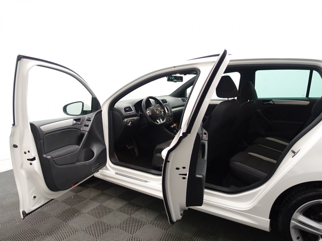 
Volkswagen Golf 1.4 TSI R-line+ Aut- Schuifdak, Stoelverwarming, Navi, Sport Interieur, Park Assist vol									