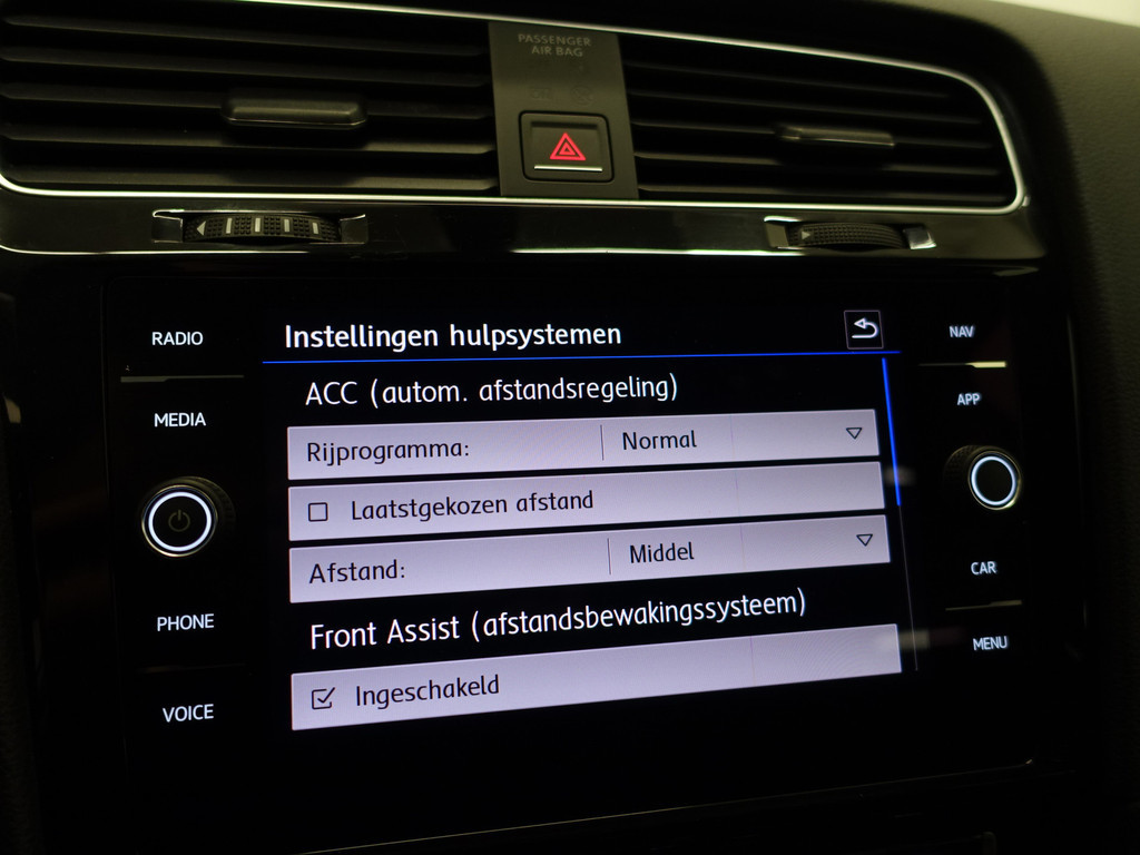 
Volkswagen Golf 1.4 TSI R-line+ Virtual Cockpit, Carplay, Navi, Cruise, Park Assist, Clima vol									