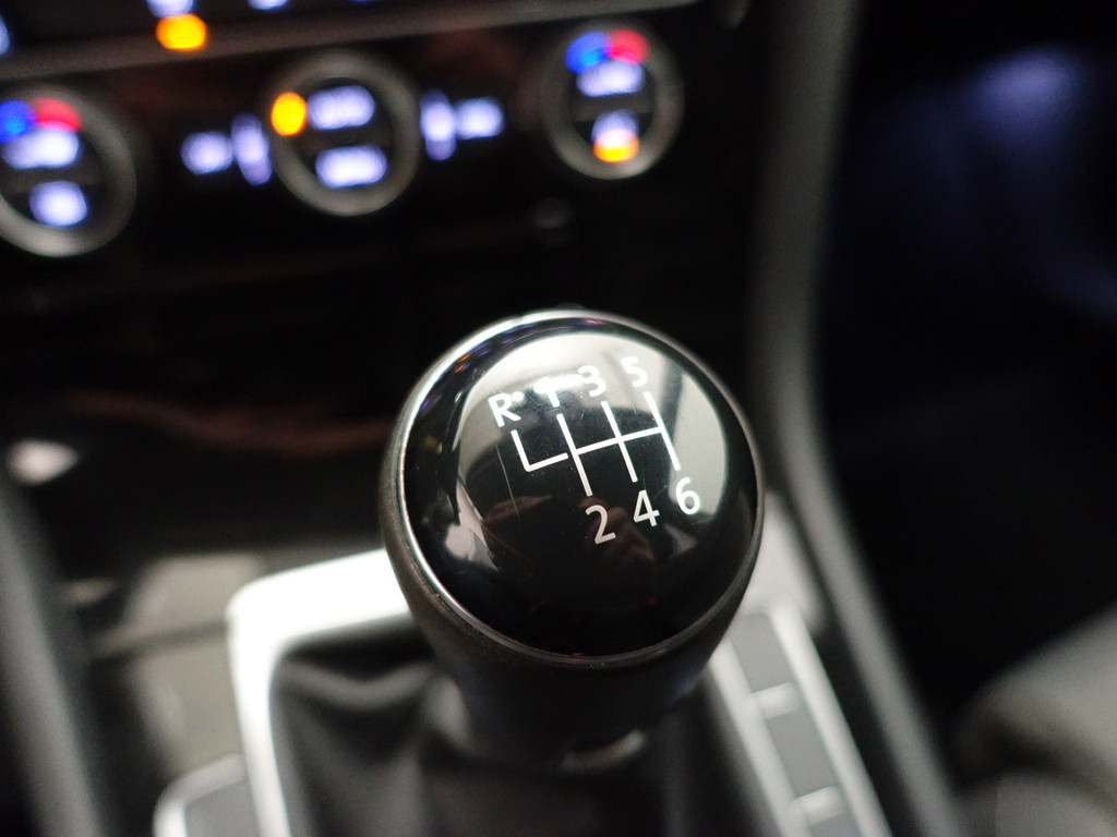 
Volkswagen Golf 1.4 TSI R-line+ Virtual Cockpit, Carplay, Navi, Cruise, Park Assist, Clima vol									