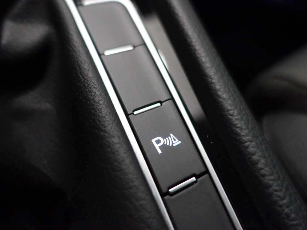 
Volkswagen Golf 1.4 TSI R-line+ Virtual Cockpit, Carplay, Navi, Cruise, Park Assist, Clima vol									