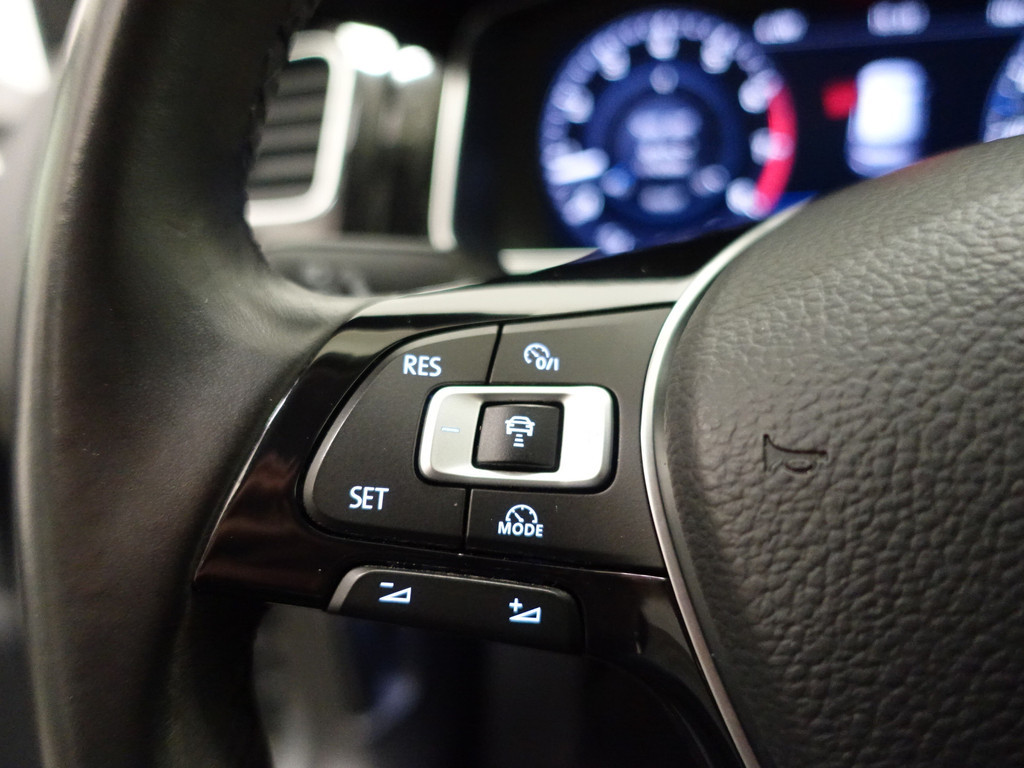 
Volkswagen Golf 1.4 TSI R-line+ Virtual Cockpit, Carplay, Navi, Cruise, Park Assist, Clima vol									