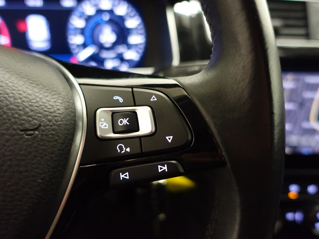 
Volkswagen Golf 1.4 TSI R-line+ Virtual Cockpit, Carplay, Navi, Cruise, Park Assist, Clima vol									