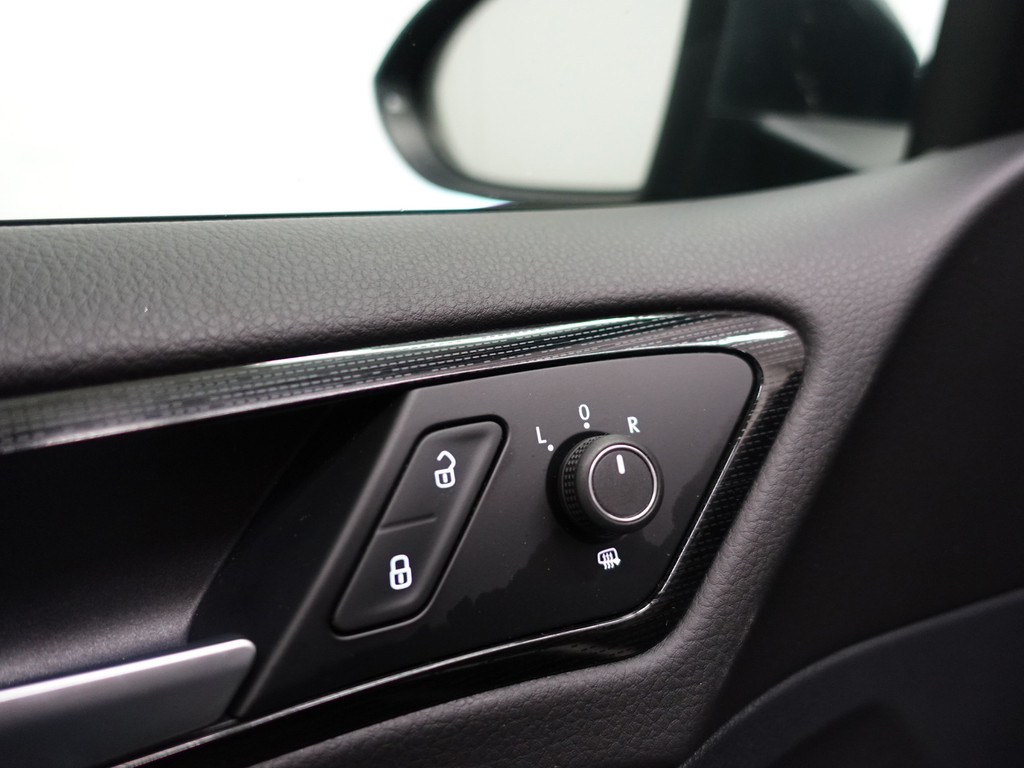 
Volkswagen Golf 1.4 TSI R-line+ Virtual Cockpit, Carplay, Navi, Cruise, Park Assist, Clima vol									