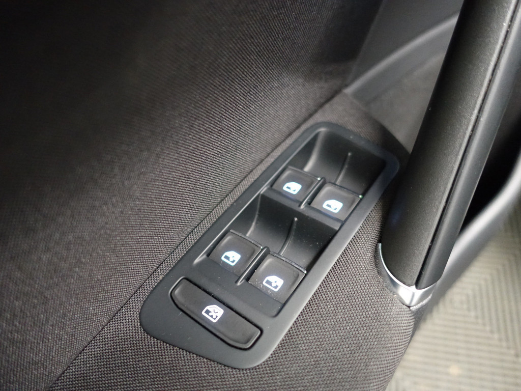 
Volkswagen Golf 1.4 TSI R-line+ Virtual Cockpit, Carplay, Navi, Cruise, Park Assist, Clima vol									