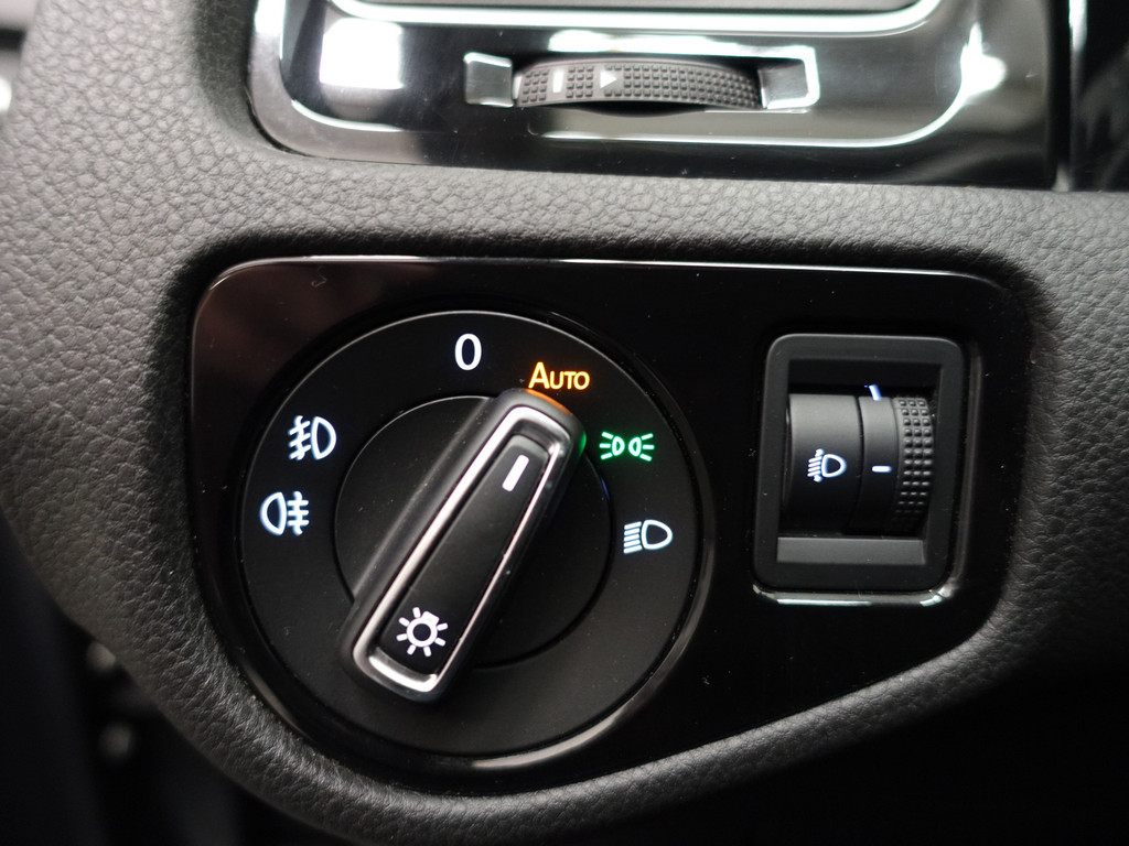 
Volkswagen Golf 1.4 TSI R-line+ Virtual Cockpit, Carplay, Navi, Cruise, Park Assist, Clima vol									