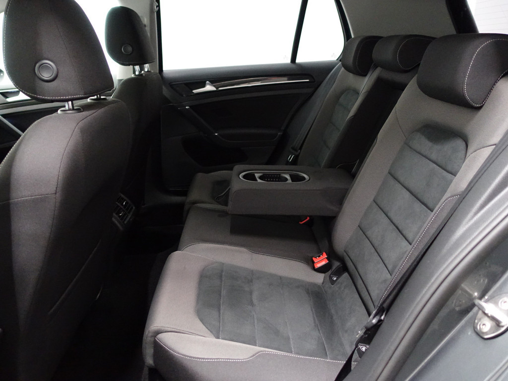 
Volkswagen Golf 1.4 TSI R-line+ Virtual Cockpit, Carplay, Navi, Cruise, Park Assist, Clima vol									