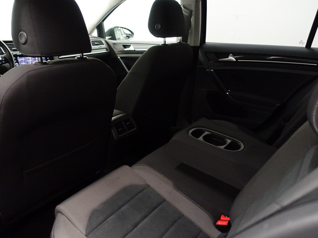 
Volkswagen Golf 1.4 TSI R-line+ Virtual Cockpit, Carplay, Navi, Cruise, Park Assist, Clima vol									