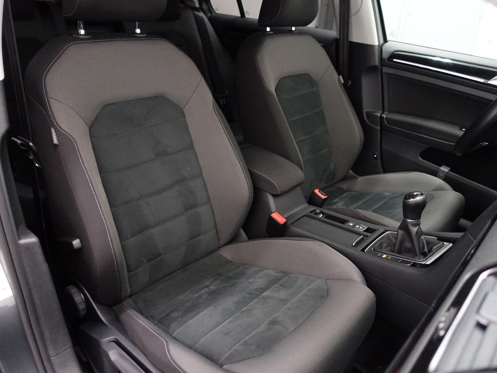 
Volkswagen Golf 1.4 TSI R-line+ Virtual Cockpit, Carplay, Navi, Cruise, Park Assist, Clima vol									