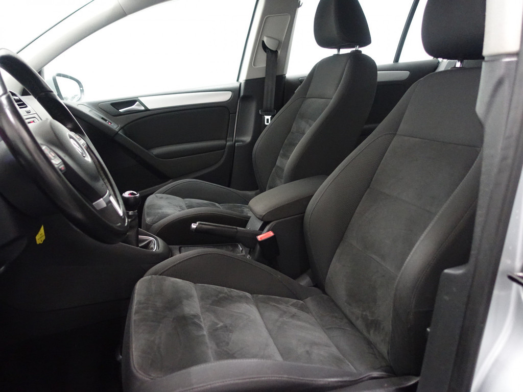 
Volkswagen Golf 1.6 TDI HIGHLINE BLUEMOTION – Full map Navi, Alcantara, ECC, LMV, PDC vol									