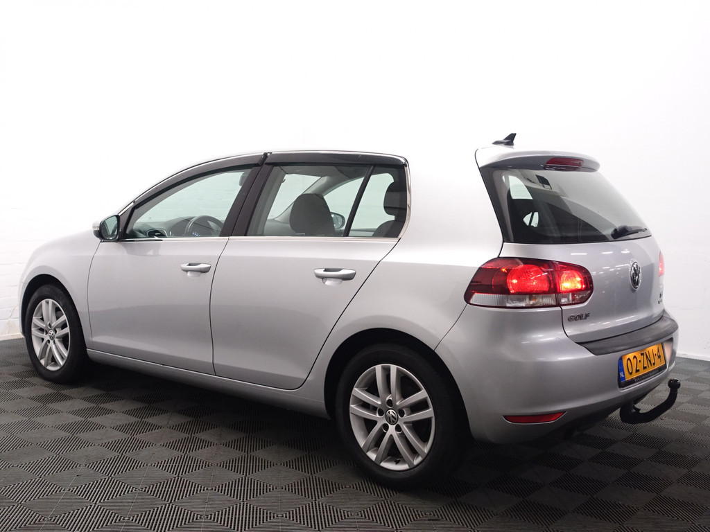 
Volkswagen Golf 1.6 TDI HIGHLINE BLUEMOTION – Full map Navi, Alcantara, ECC, LMV, PDC vol									