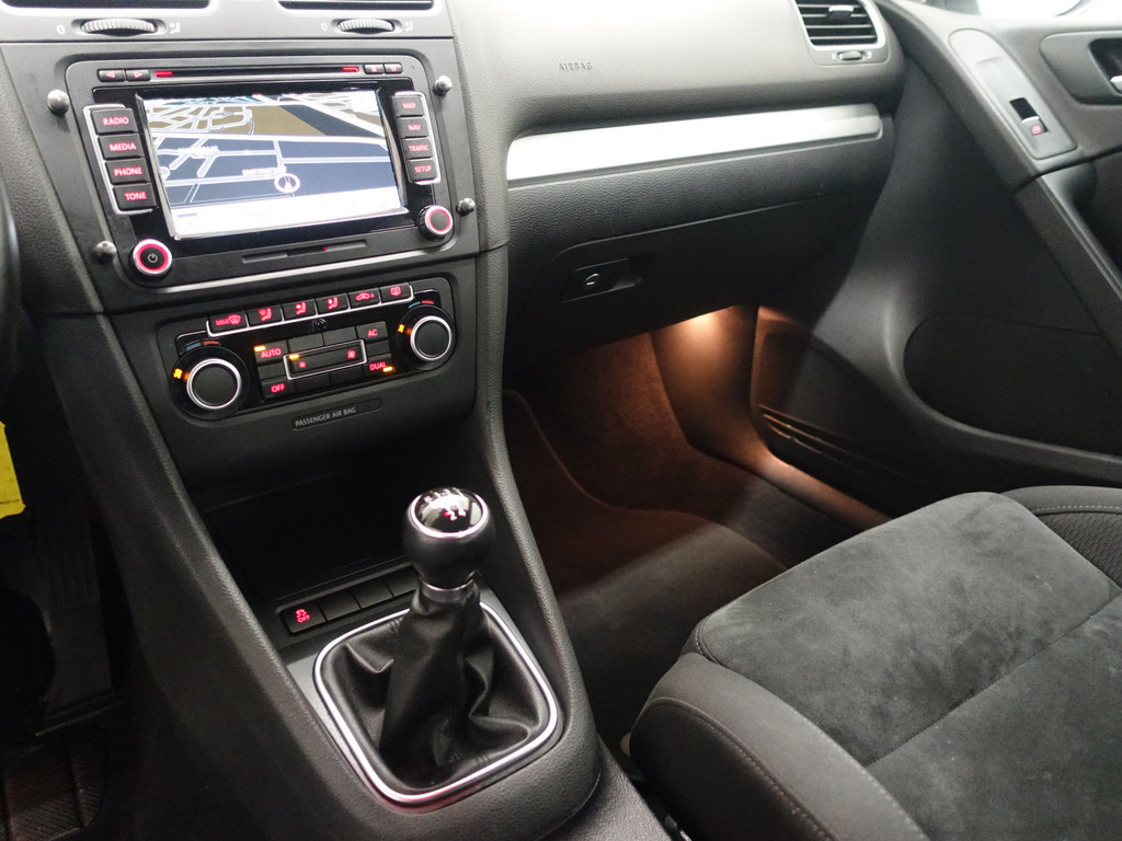 
Volkswagen Golf 1.6 TDI HIGHLINE BLUEMOTION – Full map Navi, Alcantara, ECC, LMV, PDC vol									