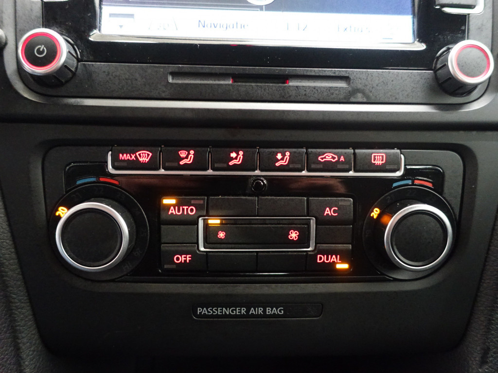 
Volkswagen Golf 1.6 TDI HIGHLINE BLUEMOTION – Full map Navi, Alcantara, ECC, LMV, PDC vol									