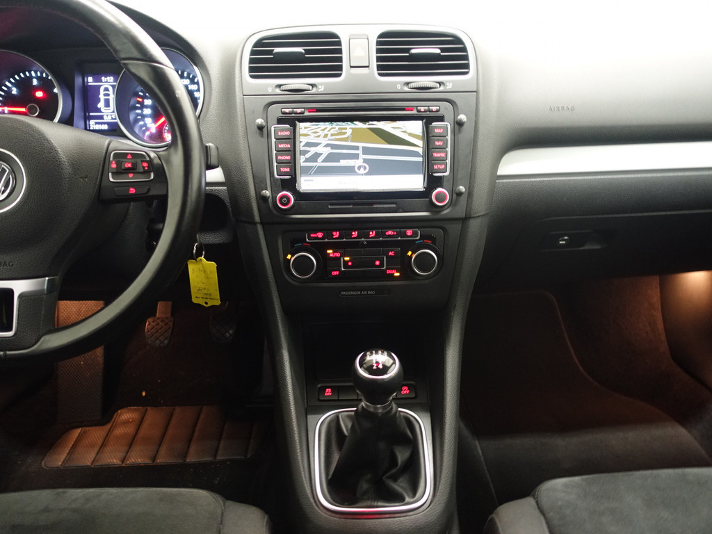 
Volkswagen Golf 1.6 TDI HIGHLINE BLUEMOTION – Full map Navi, Alcantara, ECC, LMV, PDC vol									