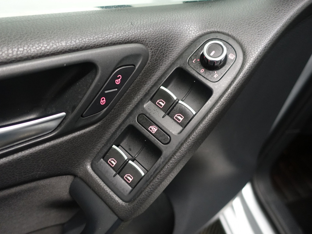 
Volkswagen Golf 1.6 TDI HIGHLINE BLUEMOTION – Full map Navi, Alcantara, ECC, LMV, PDC vol									