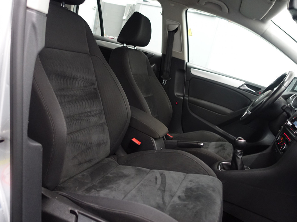 
Volkswagen Golf 1.6 TDI HIGHLINE BLUEMOTION – Full map Navi, Alcantara, ECC, LMV, PDC vol									