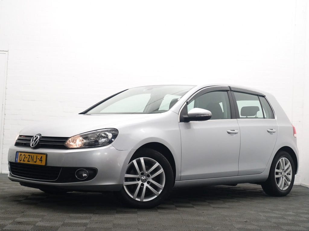 
Volkswagen Golf 1.6 TDI HIGHLINE BLUEMOTION – Full map Navi, Alcantara, ECC, LMV, PDC vol									