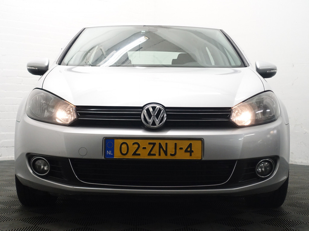 
Volkswagen Golf 1.6 TDI HIGHLINE BLUEMOTION – Full map Navi, Alcantara, ECC, LMV, PDC vol									