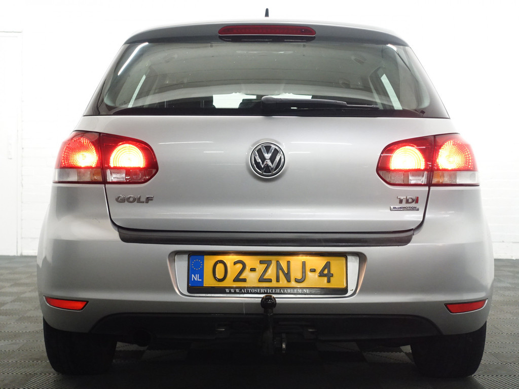 
Volkswagen Golf 1.6 TDI HIGHLINE BLUEMOTION – Full map Navi, Alcantara, ECC, LMV, PDC vol									