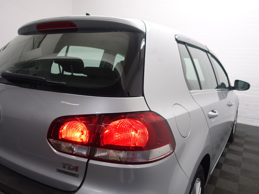 
Volkswagen Golf 1.6 TDI HIGHLINE BLUEMOTION – Full map Navi, Alcantara, ECC, LMV, PDC vol									